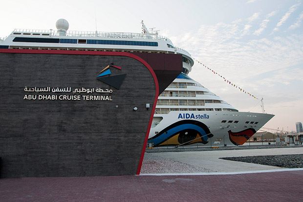 Die AIDAstella macht erstmals am neuen Cruise Center in Abu Dhabi fest.