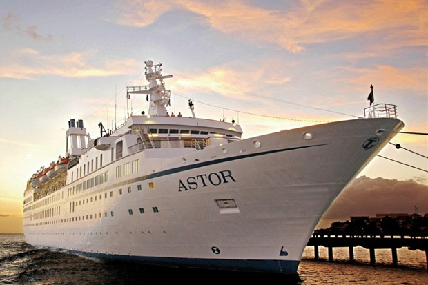 Die "Astor" gehört zur britischen Reederei Cruise & Maritime Voyages (CMV).